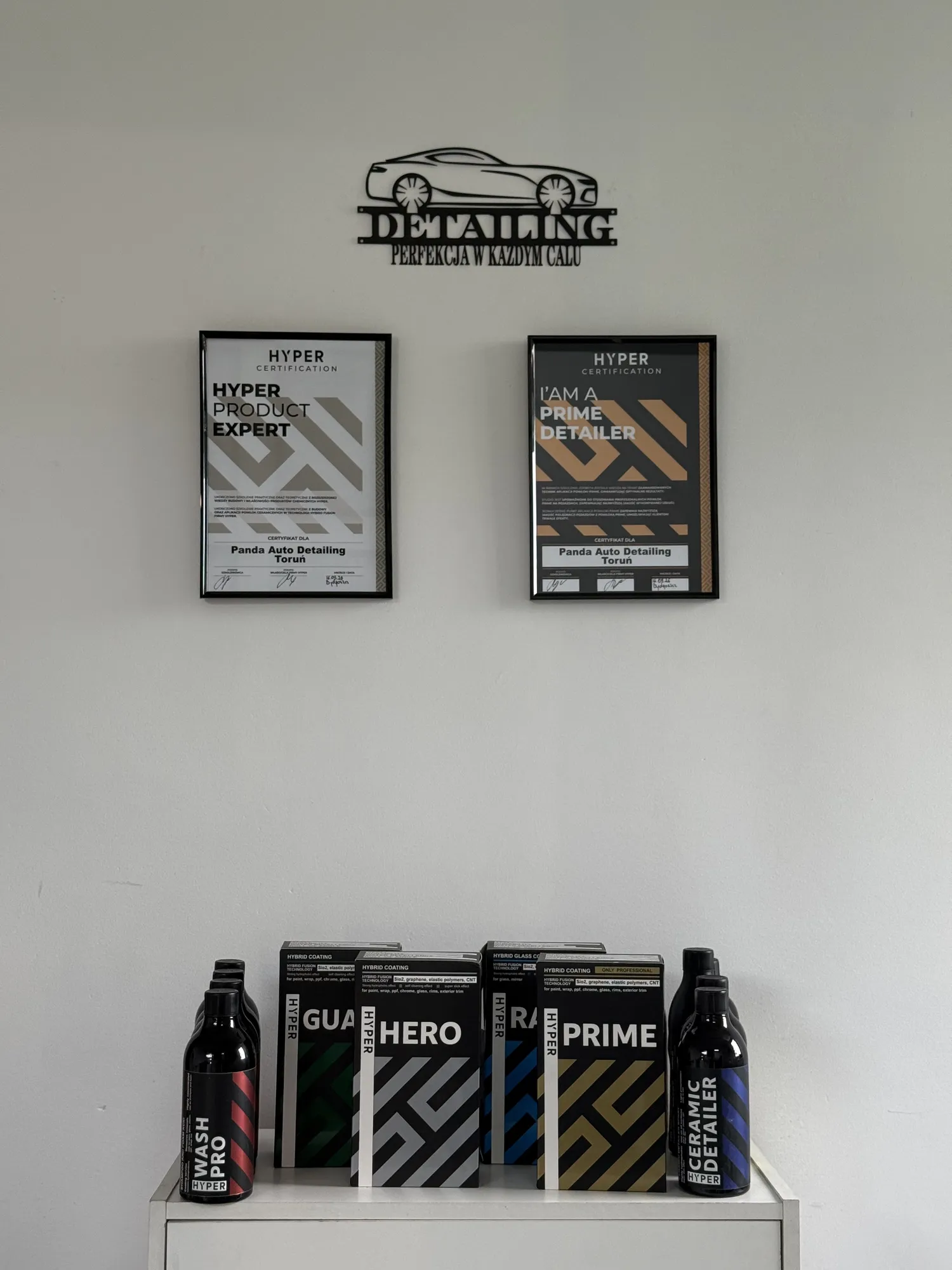 Certyfikaty HYPER Product Expert i PRIME Detailer na ścianie studia Panda
